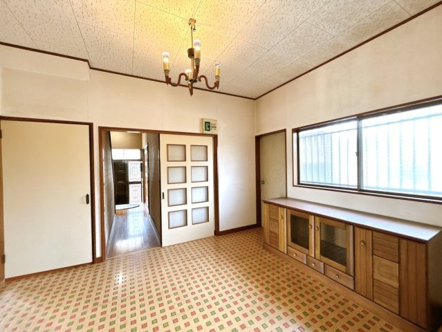 水戸市渋井町　中古戸建の居間・リビング|【リフォーム中・5/30撮影】ダイニングの写真です。
勝手口部分がトイレにするなど間取り変更を行います。