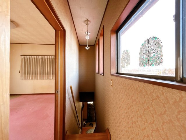 水戸市渋井町　中古戸建のその他|【リフォーム中・5/30撮影】
2階から見た廊下と階段の写真です。居室に入るドアは交換いたします。