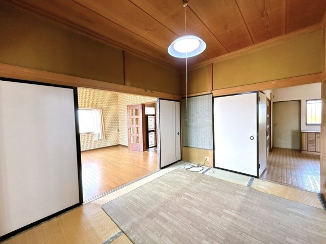 水戸市渋井町　中古戸建の和室|【リフォーム中・5/30撮影】1階6帖和室の写真です。
畳表替え、壁塗装・照明交換をを行います。