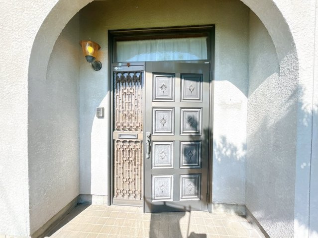 水戸市渋井町　中古戸建の玄関|【リフォーム中・5/30撮影】玄関外部の写真です。鍵を交換いたします。