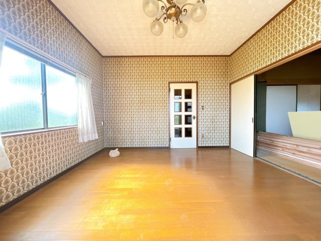 水戸市渋井町　中古戸建の洋室|【リフォーム中・5/30撮影】1階8帖洋室の写真です。壁天井クロス・照明交換を行います。

