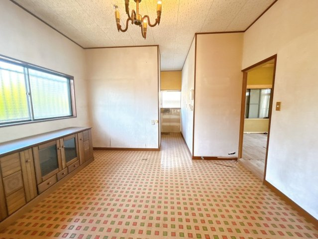 水戸市渋井町　中古戸建の居間・リビング|【リフォーム中・5/30撮影】ダイニングの写真です。LDKの一部になります。壁天井クロス・床フローリング重ね張りを行います。