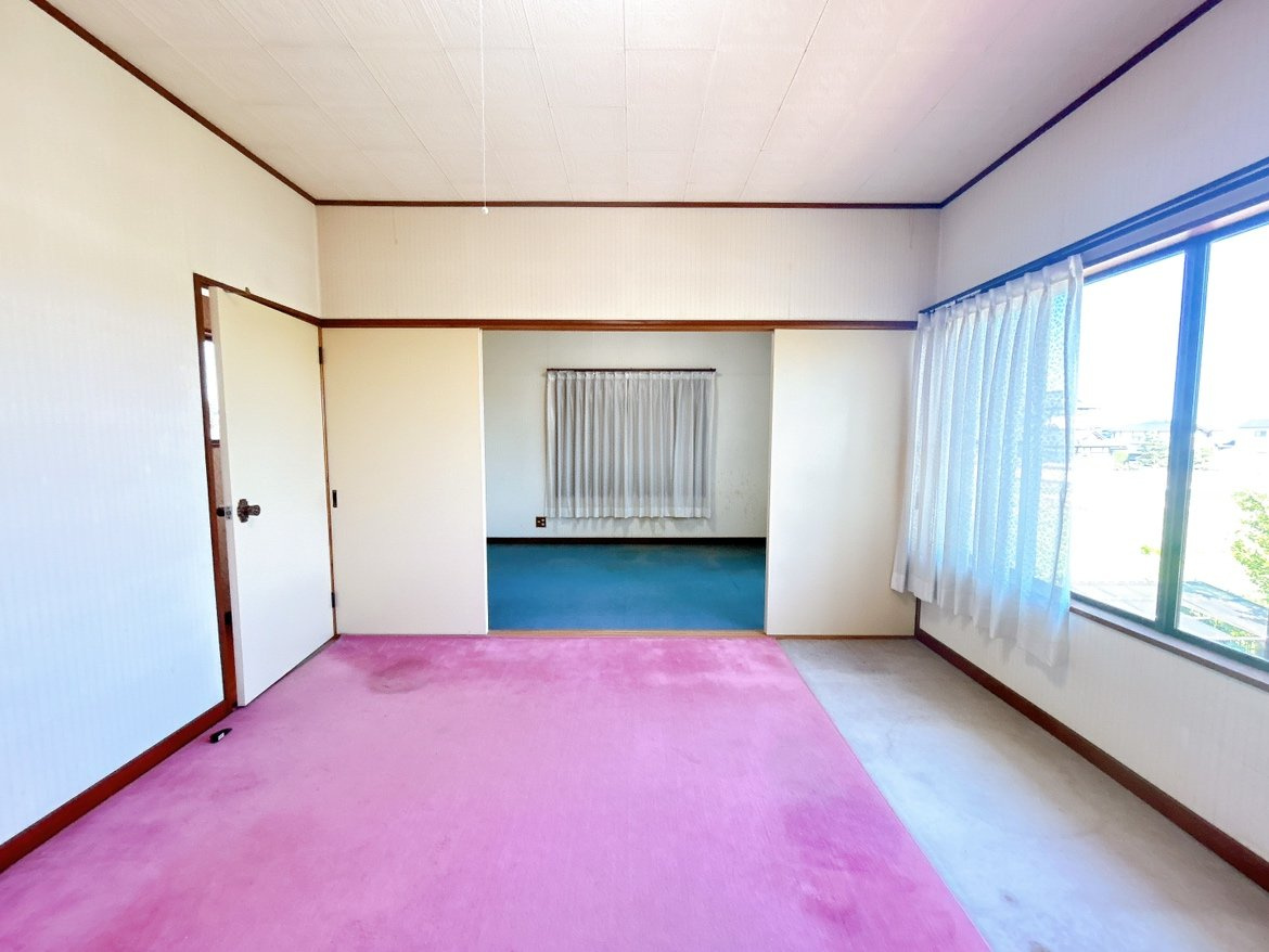 水戸市渋井町　中古戸建の洋室|【リフォーム中・5/30撮影】2階8帖洋室の写真です。壁天井クロス・照明交換・床フローリングに致します。