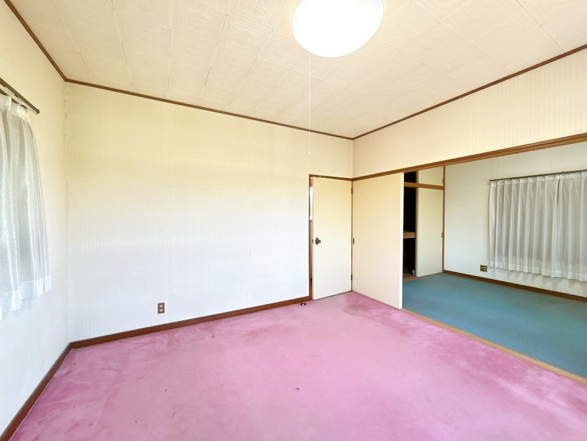 水戸市渋井町　中古戸建の洋室|【リフォーム中・5/30撮影】2階8帖洋室別角度の写真です。2面窓があるので日が入りやすいです。