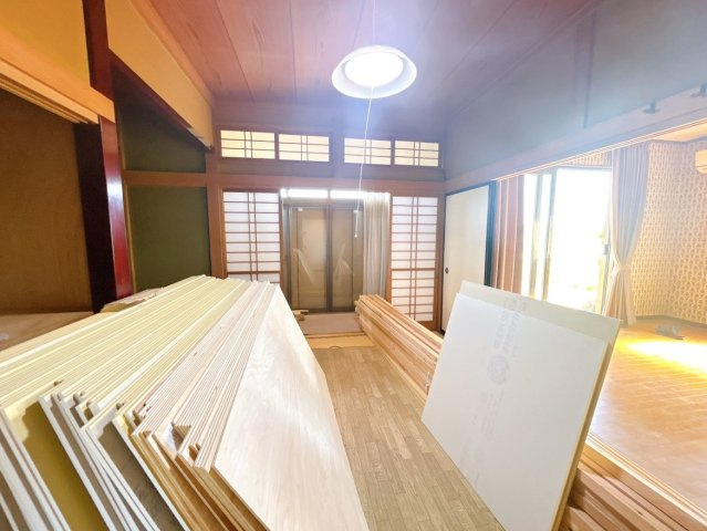 水戸市渋井町　中古戸建の和室|【リフォーム中・5/30撮影】1階6帖和室別角度の写真です。