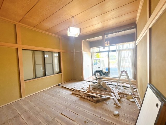 水戸市渋井町　中古戸建の和室|【リフォーム中・5/30撮影】
1階8帖和室の写真です。LDKに変更いたします。