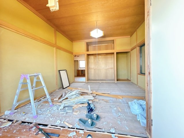 水戸市渋井町　中古戸建の洋室|【リフォーム中・5/30撮影】1階8帖和室の写真です。壁天井クロス・照明交換・床フローリングに変更いたします。