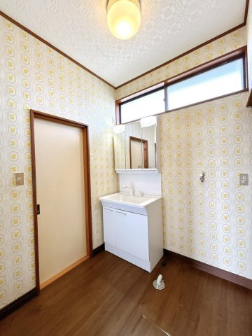 水戸市渋井町　中古戸建の独立洗面台|【リフォーム中】
洗面脱衣室の写真です。洗面台はクリーニング、壁天井クロス張替えを行います。