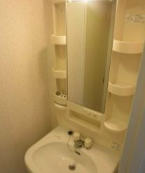 パークヒルズ越前屋の洗面所|明るい洗面所です