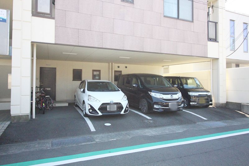 ファランドールエバラの駐車場