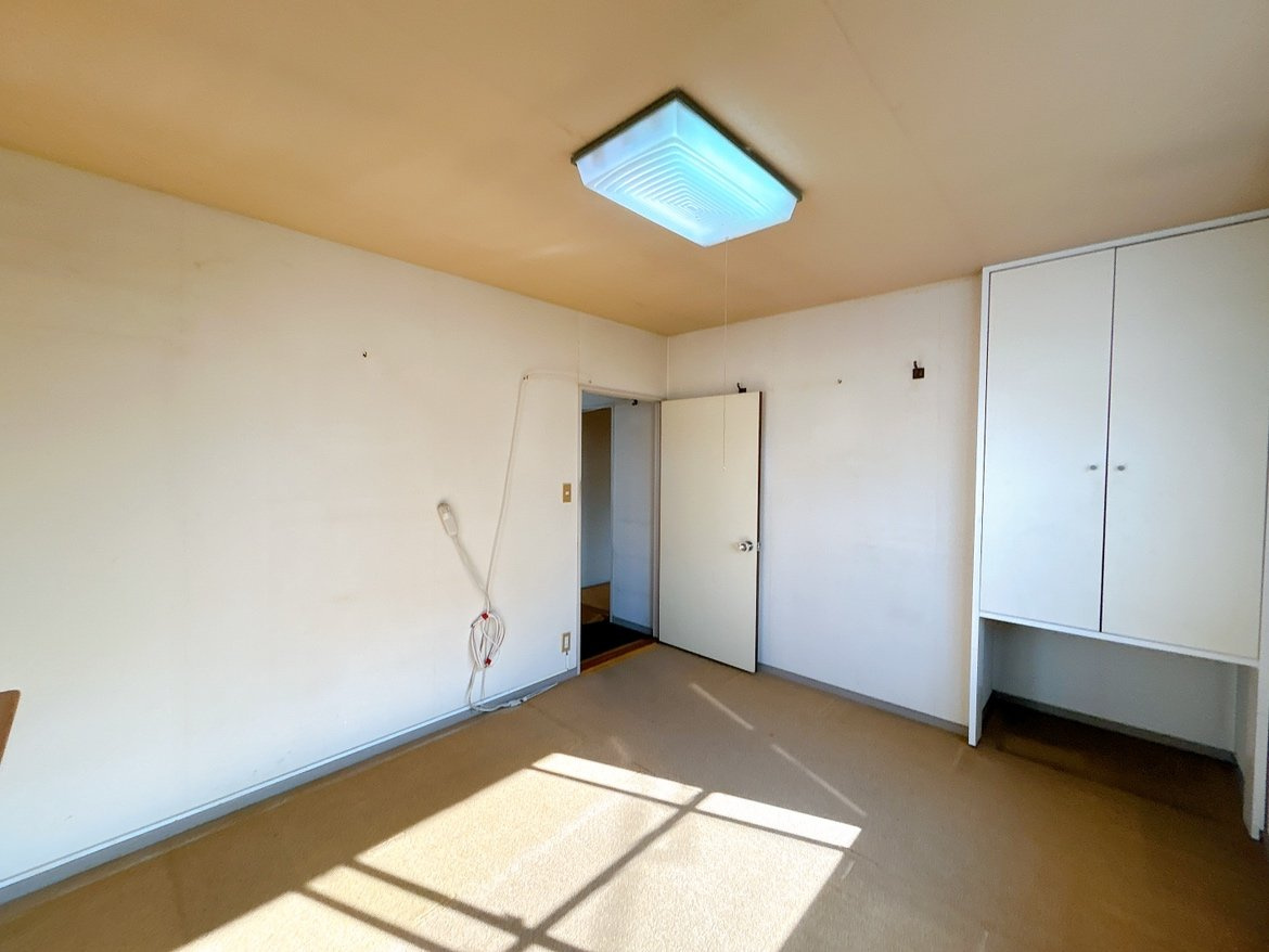 水戸市見川5丁目　中古戸建の洋室|【リフォーム中6/7】2階洋室は床カーペット剥がしてクッションフロア張替、壁・天井クロス張替致します。