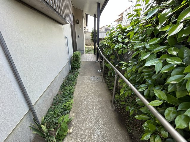 水戸市見川5丁目　中古戸建の玄関|玄関までのアプローチは手摺付き、お子様から年配の方まで、あると便利です。