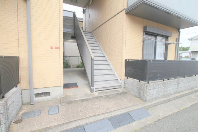 コーポ鼓が滝C棟のエントランス|ゆとりのあるエントランスです