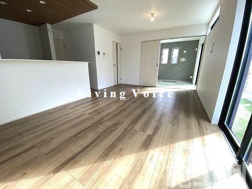 【居間・リビング】 | 【仲介手数料０円】厚木市上落合2期　新築一戸建て　全2棟 | 厚木市上落合2期　新築一戸建て　全2棟