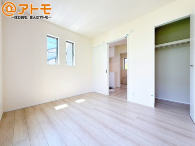 【子供部屋】 | 沼津市下香貫3009番　新築一戸建て　全1棟 | 収納豊富な洋室は使い勝手良好です！