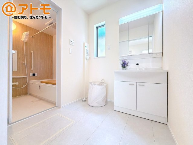 【独立洗面台】 | 沼津市下香貫3009番　新築一戸建て　全1棟 | 収納豊富な３面鏡の洗面化粧台は使い勝手良好♪