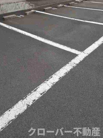ラムール雅の駐車場