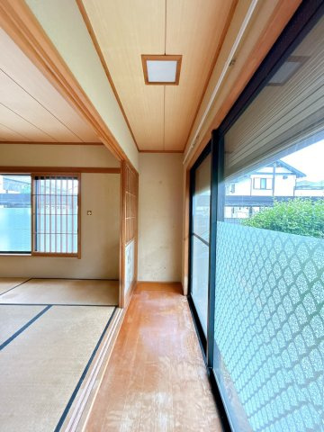 水戸市千波町　中古戸建の和室|【6月29日（月）まで期間限定現況販売】
1階和室の縁側の写真です。