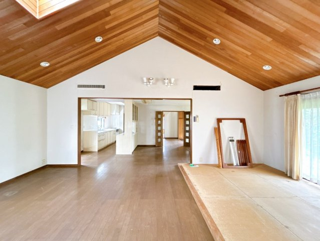 水戸市千波町　中古戸建の居間・リビング|【6月29日（月）まで期間限定現況販売】
リビングの別角度からの写真です。