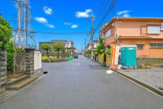 リーブルガーデン伊丹市池尻新築一戸建て│3LDK＋並列駐車2台可の前面道路含む現地写真|近隣には幼稚園・小学校があり、お子さまの毎日の通園・通学も安心の住環境です。