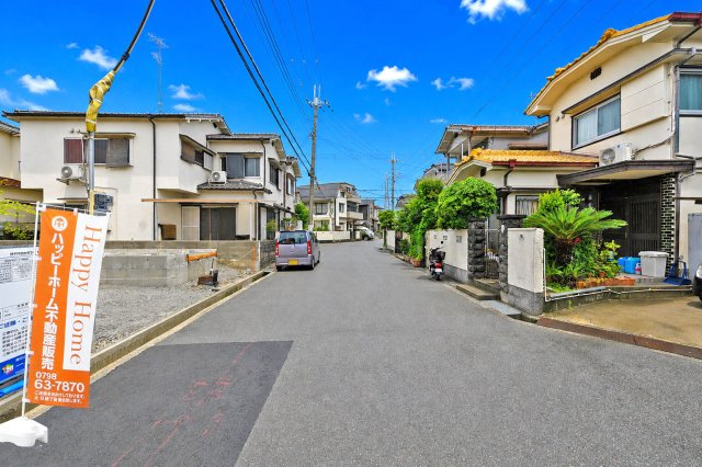 リーブルガーデン伊丹市池尻新築一戸建て│3LDK＋並列駐車2台可の前面道路含む現地写真|周辺にイオンモール・コンビニ・郵便局等があり、生活施設が身近にそろった利便性の高い住環境です。