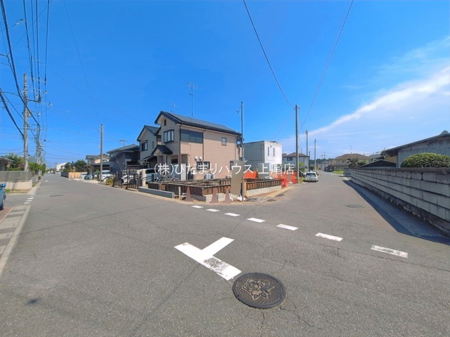 伊奈町内宿台4丁目　新築戸建　ブルーミング01の前面道路含む現地写真