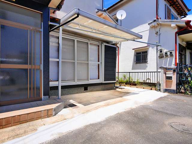 六条西３丁目戸建の駐車場