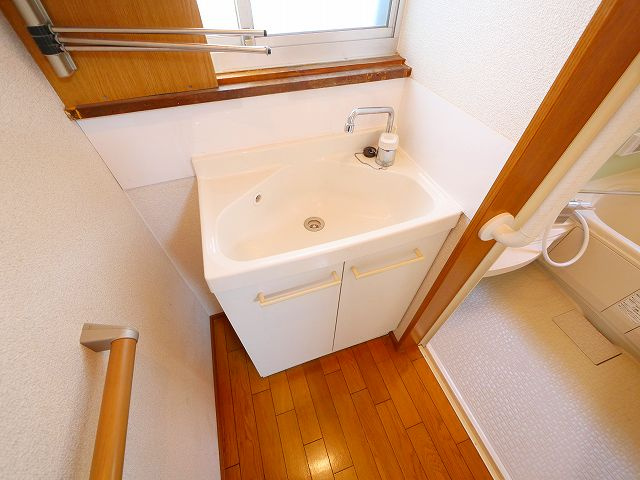 六条西３丁目戸建の独立洗面台