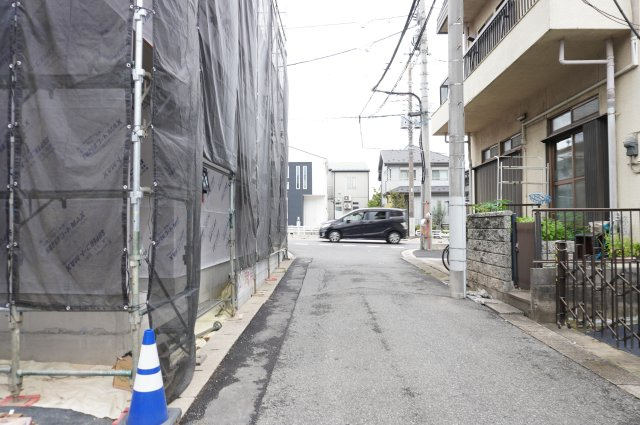 越谷市東越谷2丁目 新築分譲住宅 全2棟 1号棟の前面道路含む現地写真