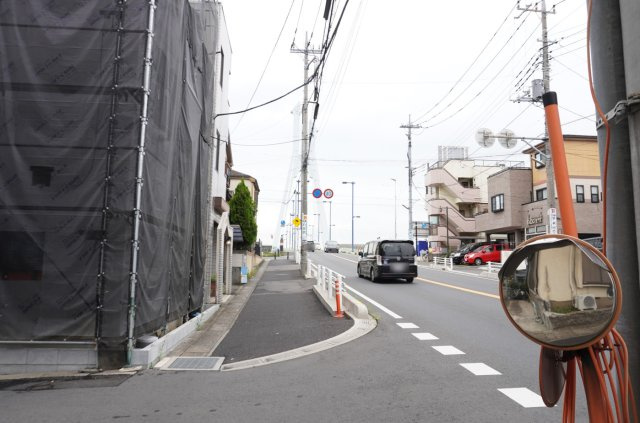 越谷市東越谷2丁目 新築分譲住宅 全2棟 1号棟の前面道路含む現地写真
