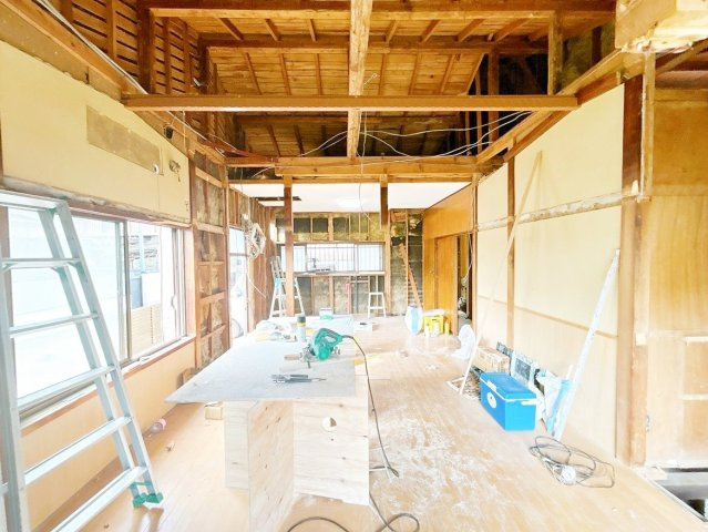 ひたちなか市東石川　中古戸建の居間・リビング|価格には消費税、リフォーム費用を含みます。リフォーム中でもご案内可能。内覧希望の方はお電話ください。