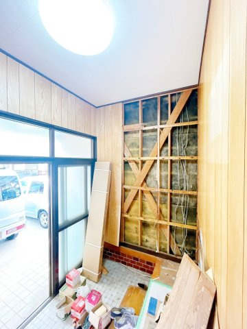 ひたちなか市東石川　中古戸建の玄関|【リフォーム中6/12撮影】シューズボックス新設いたします。