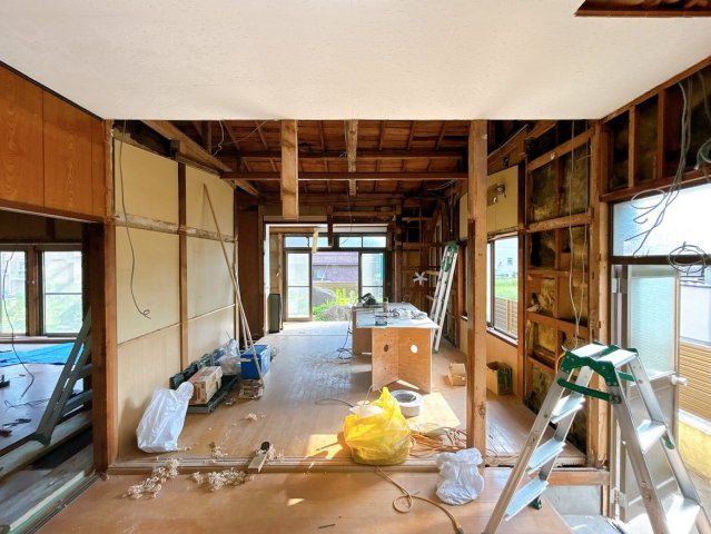 ひたちなか市東石川　中古戸建の居間・リビング|【リフォーム中6/12撮影】リビングの様子です！