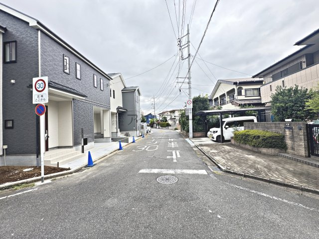所沢市弥生町・全2棟　新築一戸建　B号棟の前面道路含む現地写真