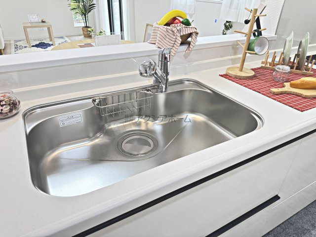 所沢市弥生町・全2棟　新築一戸建　B号棟のキッチン|浄水器付水栓