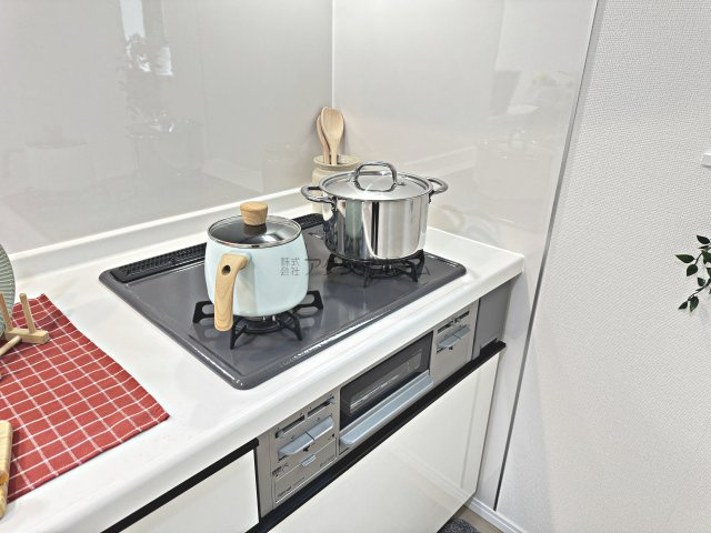 所沢市弥生町・全2棟　新築一戸建　B号棟のキッチン|3口コンロ