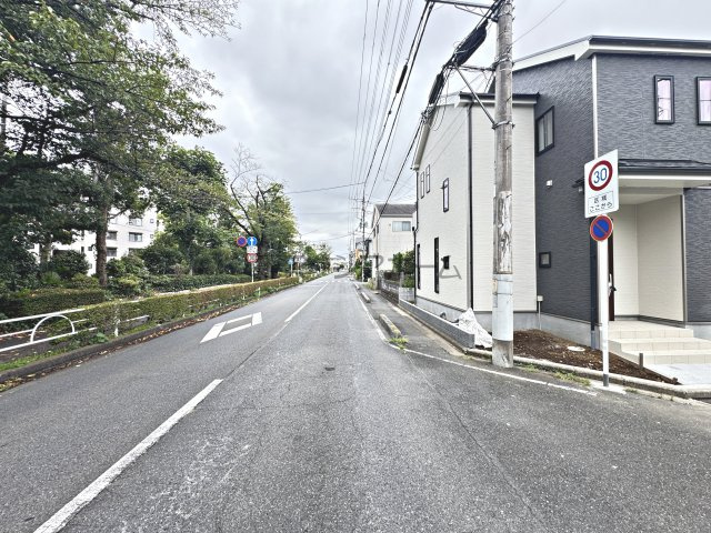 所沢市弥生町・全2棟　新築一戸建　B号棟の前面道路含む現地写真