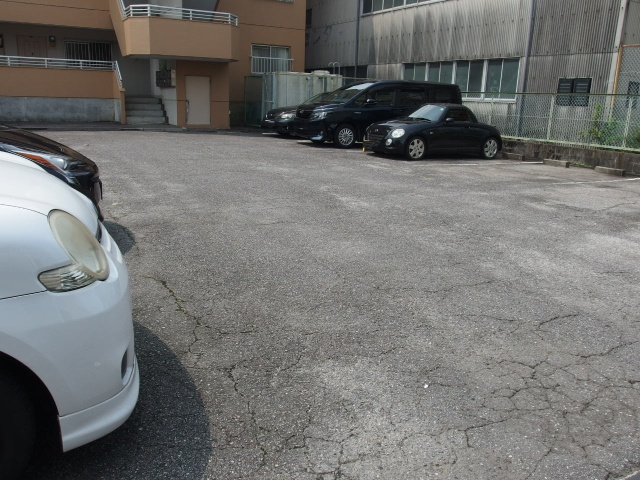 サンライズ内田の駐車場
