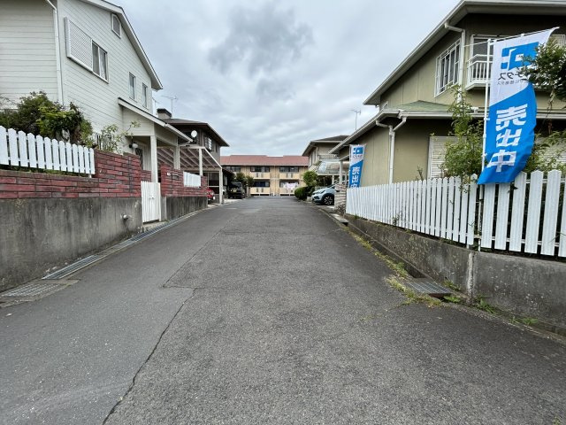 ひたちなか市田彦　中古戸建の前面道路含む現地写真|【西側道路】私道で幅員約6.1ｍ