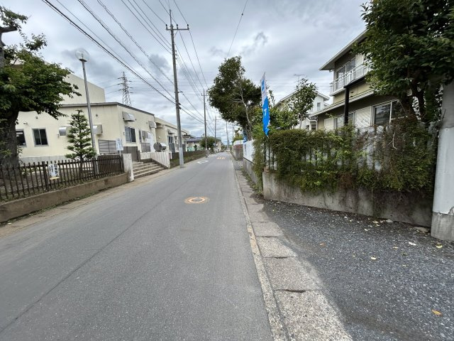 ひたちなか市田彦　中古戸建の前面道路含む現地写真|【南西側道路】公道で幅員約6.1ｍ