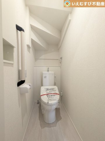 GRAFARE　鴻巣市下忍3期のトイレ|シンプルで清潔感のあるトイレ
窓付きで明るく、お掃除しやすいシンプルな空間♪