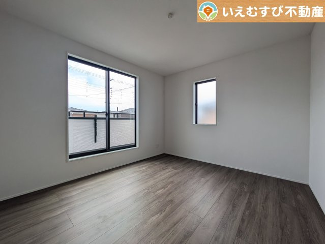GRAFARE　鴻巣市下忍3期の洋室|2面採光で明るい居室
たっぷりの採光で自然光の差し込む明るいお部屋！新生活を想像すると楽しみが増しますね♪
