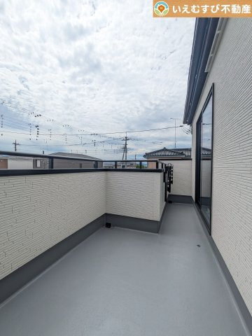 GRAFARE　鴻巣市下忍3期のバルコニー|南バルコニーで毎日のお洗濯もラクラク快適
しっかり太陽の光が降り注ぐ南向きなのでお洗濯物が乾きやすい♪