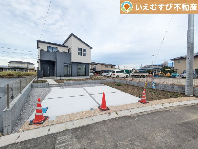 GRAFARE　鴻巣市下忍3期の駐車場|2台駐車可能なスペース完備
しっかり舗装してある駐車スペースで天気が悪く足元が悪い日でも乗り降りしやすい♪