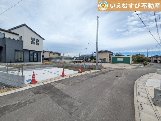 GRAFARE　鴻巣市下忍3期の前面道路含む現地写真|充分な広さの5ｍ前面道路
間口が広くお車の出し入れも問題なく行えるスペースが確保されています♪
