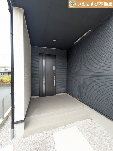 GRAFARE　鴻巣市下忍3期のエントランス|落ち着いた色づかいのエントランス
駐車場からアクセスの良いエントランス。雨の日や荷物が多くても安心の動線♪