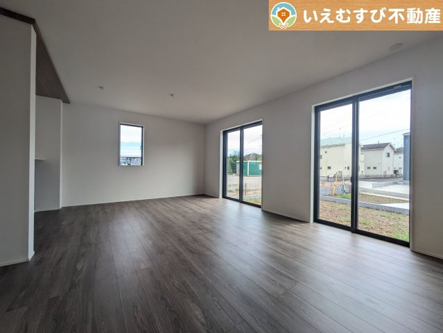 GRAFARE　鴻巣市下忍3期の居間・リビング|開放感と家族との距離感にこだわったＬＤＫ
採光たっぷりのリビングで休日には家族みんなでくつろげそうですね♪