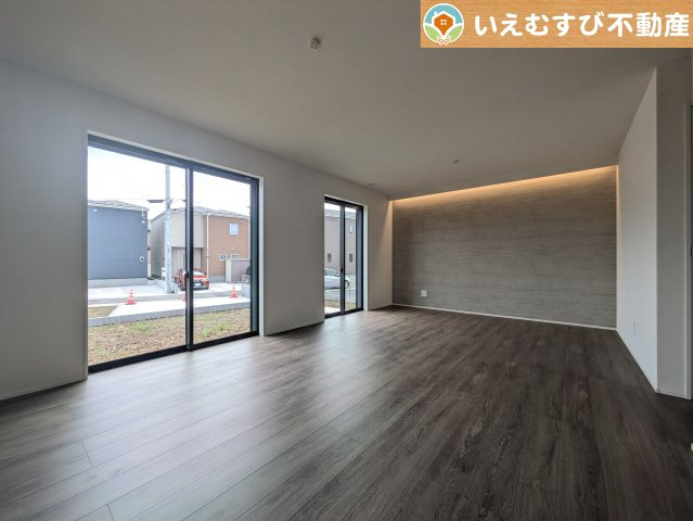 GRAFARE　鴻巣市下忍3期の居間・リビング|開放感と家族との距離感にこだわったＬＤＫ
採光たっぷりのリビングで休日には家族みんなでくつろげそうですね♪