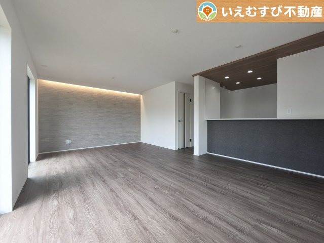 GRAFARE　鴻巣市下忍3期の居間・リビング|ナチュラルな色合いで落ち着いた印象のリビングダイニング
ぬくもりのあるナチュラルな空間。グリーンを飾っても相性が良さそうですね♪