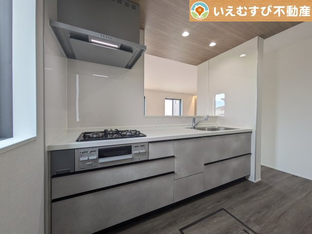 GRAFARE　鴻巣市下忍3期のキッチン|機能性収納性に溢れるキッチン
収納もたっぷり付いていてすっきり片付く！毎日楽しくお料理が出来そうです！